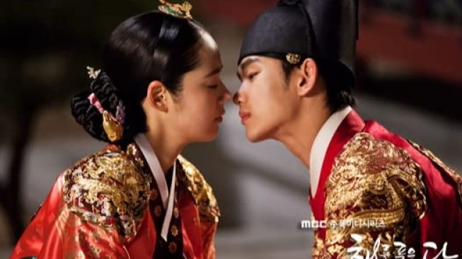 The Moon Embracing The Sun [IMDb]