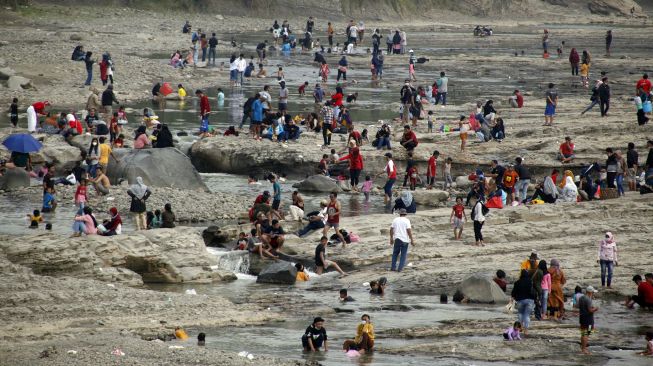 Sejumlah warga berwisata di Sungai Cipamingkis yang mengering, Sukamakmur, Kabupaten Bogor, Jawa Barat, Selasa (17/8/2021). ANTARA FOTO/Yulius Satria Wijaya