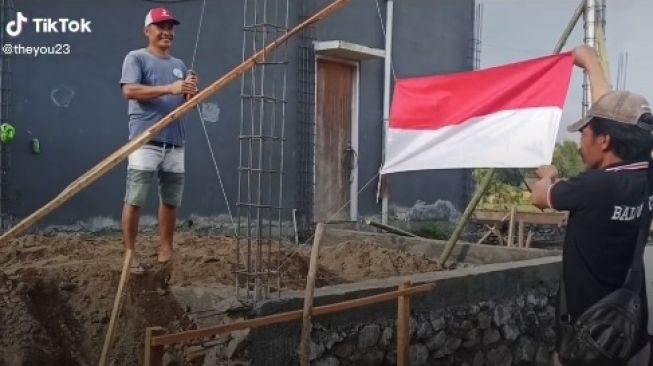 Salut, Kuli Bangunan Kibarkan Bendera Merah Putih dengan Pasukan dan Alat Seadanya