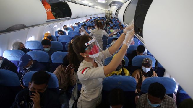 Kru maskapai Super Air Jet merapikan bagasi penumpang sebelum melakukan penerbangan Jakarta - Batam di Bandara Soekarno Hatta, Tangerang, Banten, Selasa (17/8/2021). ANTARA FOTO/Muhammad Iqbal
