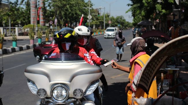 HUT ke-76 RI di Masa Pandemi, Komunitas Harley Surabaya Bagi-bagi Uang di Jalanan Kota