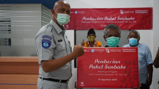 Sambut HUT RI, Jasa Raharja Cabang DIY Bagi 100 Paket Sembako ke Warga Sekitar