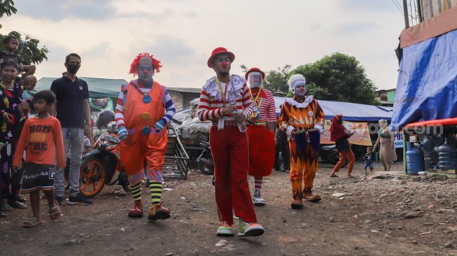 Sejumah badut yang tergabung dalam komunitas Aku Badut Indonesia (ABI) menuju posko pengungsian untuk menghibur anak-anak korban kebakaran di Jl. Kemang Utara IX, Jakarta Selatan, Rabu (18/8/2021). [Suara.com/Alfian Winanto]