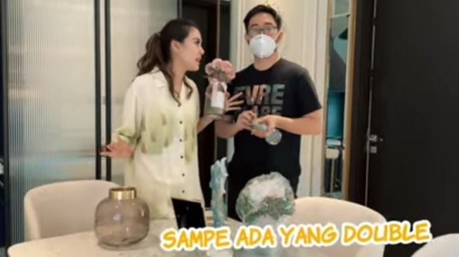 Potret isi rumah baru Syahnaz Sadiqah. (YouTube/Jeje & Nanas Channel)