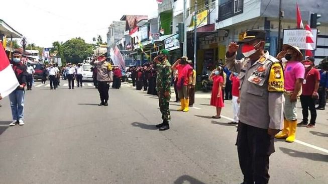 Bukan di Gunung, Warga Majene Upacara HUT ke-76 RI di Tengah Jalan