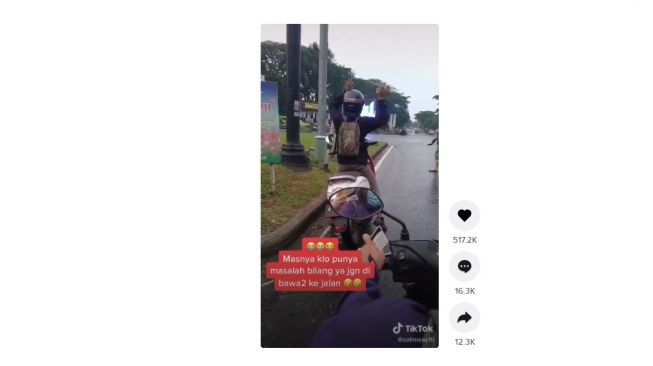 Aksi kocak pengendara sepeda motor menunggu lampu merah. [TikTok]