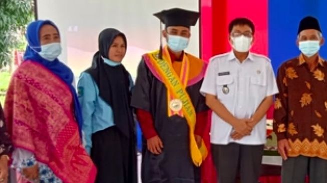 Demi Sinyal Internet, Mahasiswa Unsri Ini Gelar Wisuda di Kantor Camat