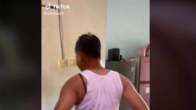 Viral Cara Cerdas Suami Bantu Mengasuh Anak saat Rewel, Rela Pakai Bra Istri