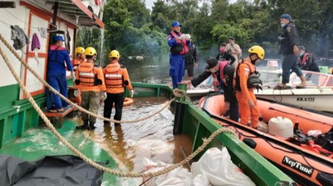 Kapal pengangkut pupuk tenggelam di Kayong Utara, Kalimantan Barat. (insidepontianak.com/ist)