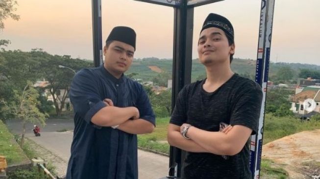 Potret kedekatan Alvin Faiz dan Ameer Azzikra. (Instagram/ameer_azzikra)