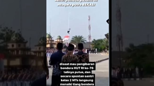 Tali Putus saat Upacara HUT RI ke-76, Santri Spontan Panjat Tiang Bendera