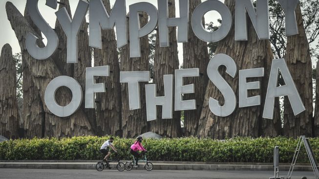 Dua pengunjung bersepeda di kawasan Taman Impian Jaya Ancol, Jakarta, Rabu (18/8/2021).  ANTARA FOTO/Aprillio Akbar