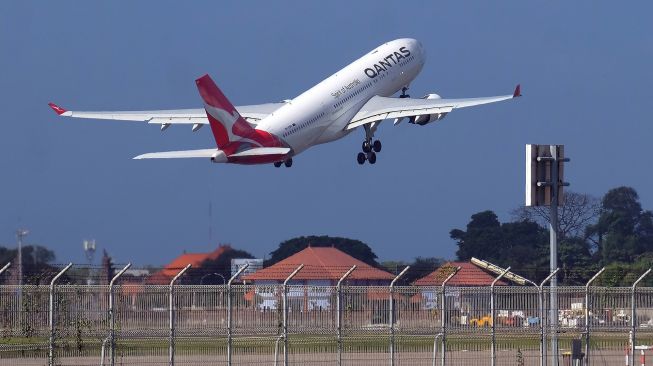 Pesawat Qantas Airways yang membawa ratusan warga negara Australia lepas landas di Bandara Internasional I Gusti Ngurah Rai, Badung, Bali, Rabu (18/8/2021).  ANTARA FOTO/Nyoman Hendra Wibowo