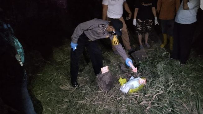 Warga Mojokerto Digegerkan Bungkusan Kresek Misterius, Ternyata Isinya Seperti ini...