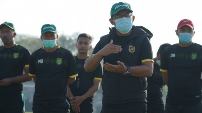 Pelatih kepala Persebaya Surabaya, Aji Santoso (depan). [dok. Persebaya]