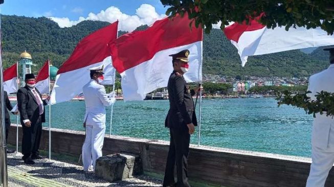 Pengibaran Bendera dan Pelepasan 76 Ekor Burung Merpati di HUT RI 