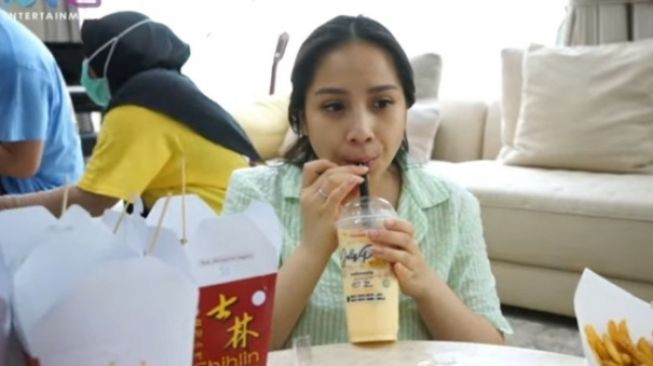 Momen Nagita Slavina borong jajanan mall. (YouTube/RANS Entertainment)