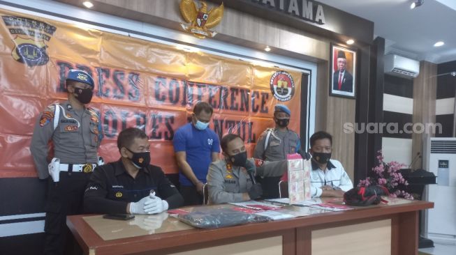 Pakai Lembaran Seratus Rupiah, Gus Bayu Modus Gandakan Uang Gelapkan Rp130 Juta