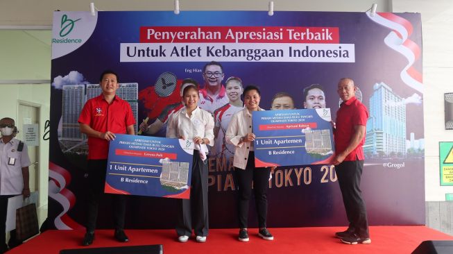 Greysia / Apriyani masing-masing mendapat bonus sebuah apartemen di B Residence Serpong senilai Rp 680 juta per unit dari manatan atlet PB Djarum Lukas Buntoro. [Dok. Megapro]