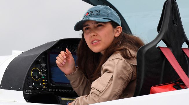 Pilot Zara Rutherford duduk di kokpit pesawat sebelum lepas landas di lapangan terbang Kortrijk-Wevelgem, Belgia, Rabu (18/8). [Foto/AFP]