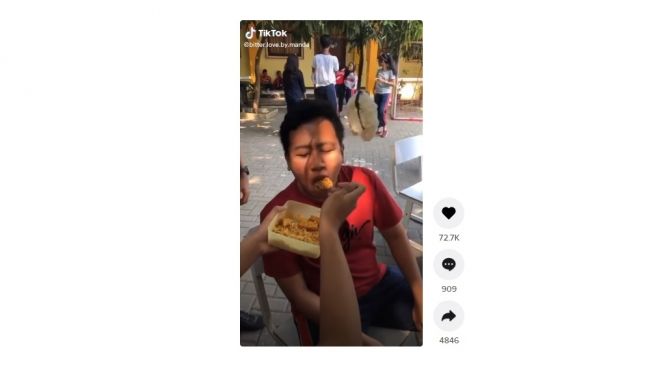 Lomba makan kerupuk unik. [TikTok]