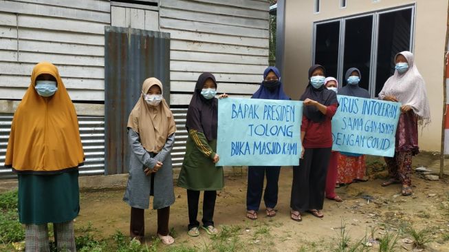 Sejumlah warga Ahmadiyah di Dusun Harapan Jaya, Desa Balai Harapan, Kecamatan Tempunak, Kabupaten Sintang, Kalimantan Barat usai masjid tempatnya beribadah disegel jelang hari Kemerdekaan RI ke-76. (Foto: dok. Jemaah Ahmadiyah Indonesia (JAI)