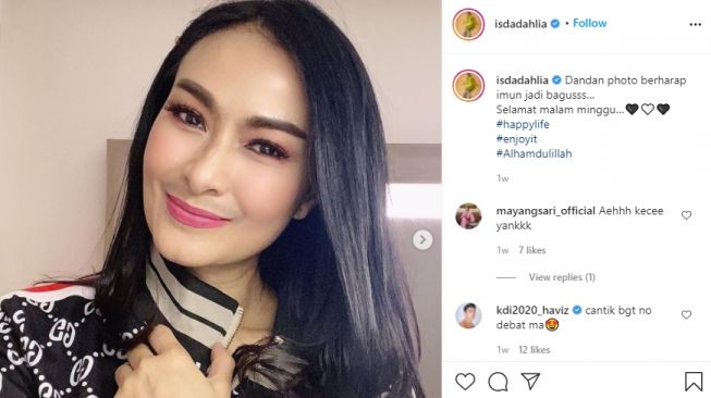 Potret Manis Iis Dahlia dengan Kumis Tipis [Instagram/isdadahlia]