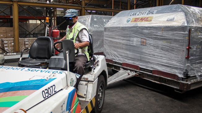 Petugas cargo membawa envirotainer berisi vaksin COVID-19 Pfizer setibanya di Terminal Cargo Bandara Internasional Soekarno Hatta, Tangerang, Banten, Kamis (19/8/2021). ANTARA FOTO/Fauzan