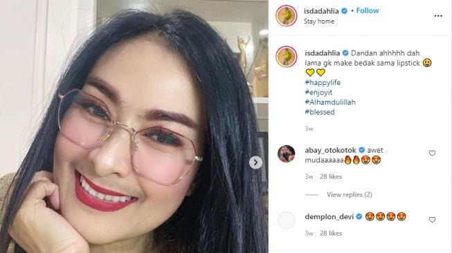 Potret Manis Iis Dahlia dengan Kumis Tipis [Instagram/isdadahlia]