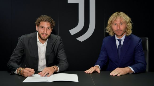 Manuel Locatelli (kiri) resmi gabung Juventus dari Sassuolo. [Laman resmi Juventus]