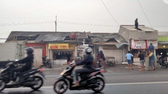 Hujan Deras dan Puting Beliung Sapu Pasar Pelabuhan Canggu Mojokerto, 4 Toko Rusak