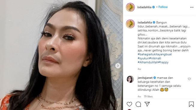 Potret Manis Iis Dahlia dengan Kumis Tipis [Instagram/isdadahlia]