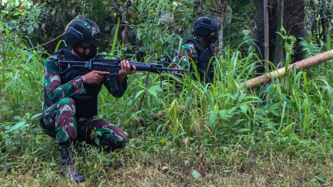 Sejumlah prajurit TNI yang tergabung dalam Satgas Madago Raya melakukan patroli di pergunungan Manggalapi, Sigi, Sulawesi Tengah, Senin (16/8/2021). ANTARA FOTO/Rangga Musabar