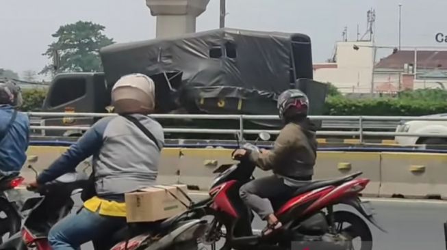 Truk Pengangkut Vaksinator COVID-19 Kecelakaan di Tol Dalam Kota