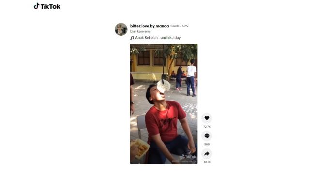 Lomba makan kerupuk unik. [TikTok]