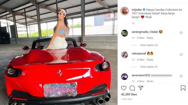 Cara Jessica Iskandar Rayakan Hari Kemerdekaan RI, Pose di Atas Mobil Mewah Warna Merah (Instagram)