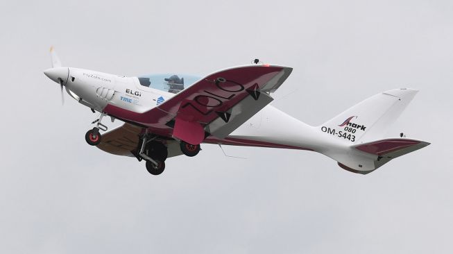 Pilot Zara Rutherford saat menerbangkan pesawatdi lapangan terbang Kortrijk-Wevelgem, Belgia, Rabu (18/8).  [Foto/AFP]