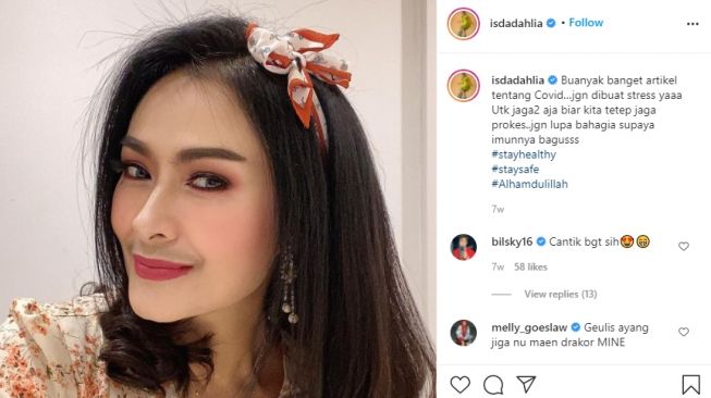 Potret Manis Iis Dahlia dengan Kumis Tipis [Instagram/isdadahlia]