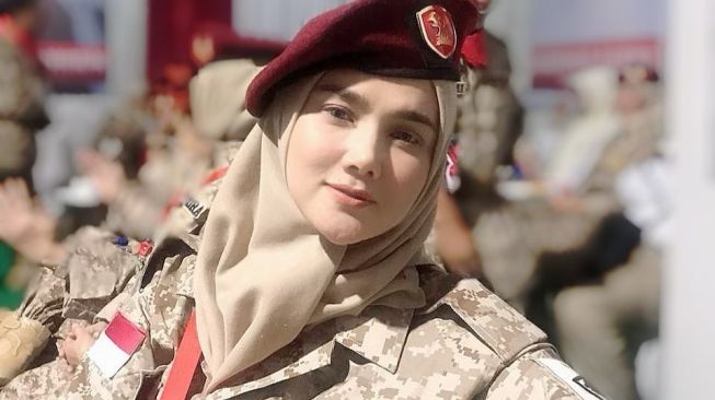 Mulan Jameela cantik mengenakan seragam ala tentara. [Instagram]