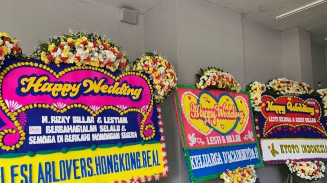 Karangan bunga untuk Rizky Billar dan Lesti Kejora [Suara.com/Yuliani]