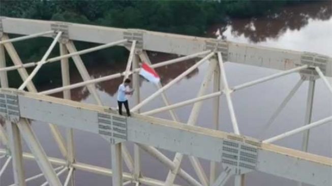 Viral Pria Kibarkan Merah Putih dari Puncak Jembatan, Aksinya Jadi Sorotan