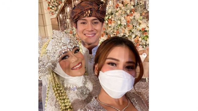 Hadir di Pernikahan Lesti-Billar, Ayu Ting Ting Kenakan Kebaya Kutu Baru Modern