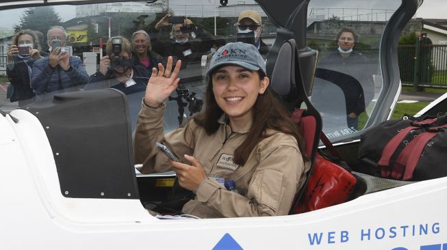 Pilot Zara Rutherford duduk di kokpit pesawat sebelum lepas landas di lapangan terbang Kortrijk-Wevelgem, Belgia, Rabu (18/8). [Foto/AFP]