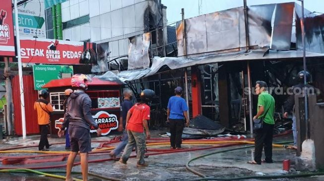Kebakaran warung kebab dan steak di Jakal KM 6, Kamis (19/8/2021). - (SuaraJogja.id/Hiskia Andika)