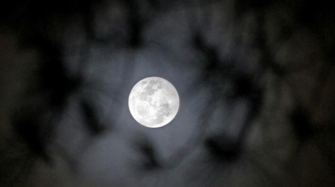 Fenomena Blue Moon atau bulan biru terlihat dari Malino, Kabupaten Gowa, Sulawesi Selatan, Sabtu (31/10/2020). [Antara/Arnas Padda]