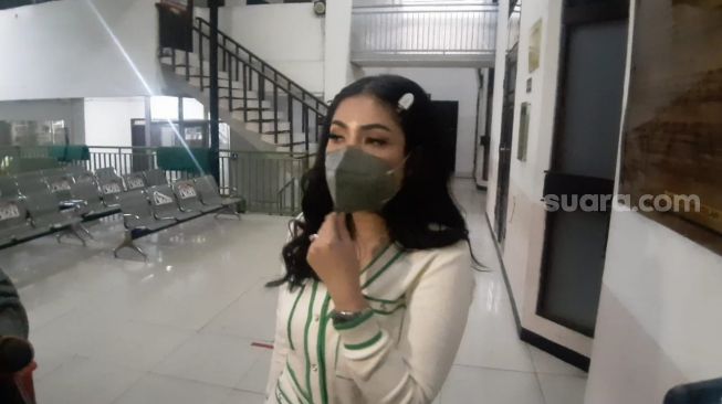 Nindy Ayunda di Pengadilan Negeri Jakarta Selatan, Kamis (19/8/2021). [Ismail/Suara.com]