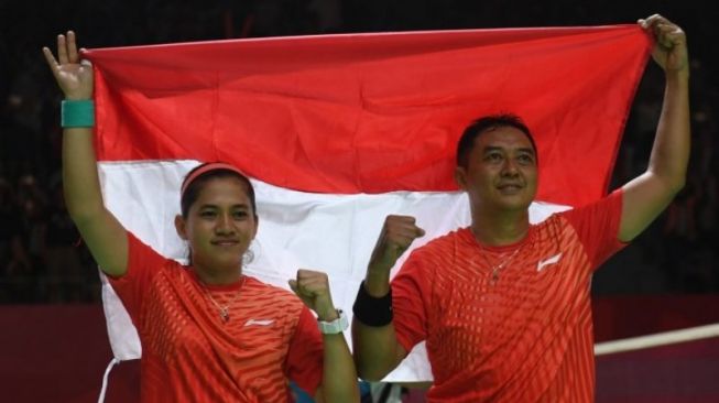 Pasangan pebulu tangkis Indonesia Leani Ratri Oktila (kiri) dan Hary Susanto (kanan) meluapkan kegembiraan usai menang atas pasangan Thailand Siripong Teamarrom/Nipada Saensupa dalam partai final bulu tangkis nomor ganda campuran SL3-SU5 Asian Para Games 2018 di Istora Senayan, Jakarta, Sabtu (13/10/2018). Hary/Leani berhasil meraih emas setelah menang 21-7 dan 21-10. (ANTARA FOTO/Akbar Nugroho Gumay) (ANTARA FOTO/Akbar Nugroho Gumay/)