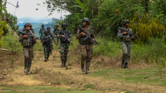 Sejumlah personel Polri dan TNI yang tergabung dalam Satgas Madago Raya melakukan patroli di pegunungan Manggalapi, Sigi, Sulawesi Tengah, Senin (16/8/2021). ANTARA FOTO/Rangga Musabar