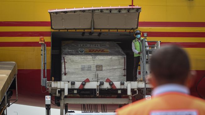 Petugas cargo menurunkan envirotainer berisi vaksin COVID-19 Pfizer dari pesawat setibanya di Terminal Cargo Bandara Internasional Soekarno Hatta, Tangerang, Banten, Kamis (19/8/2021).  ANTARA FOTO/Fauzan