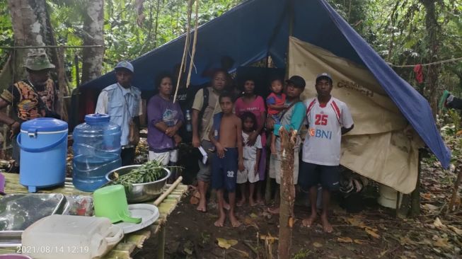 Komnas HAM perwakilan Papua saat berkunjung ke tempat pengungsian warga Kampung Sasawa Papua, Kamis (19/8). [Foto/Komnas HAM Perwakilan Papua]